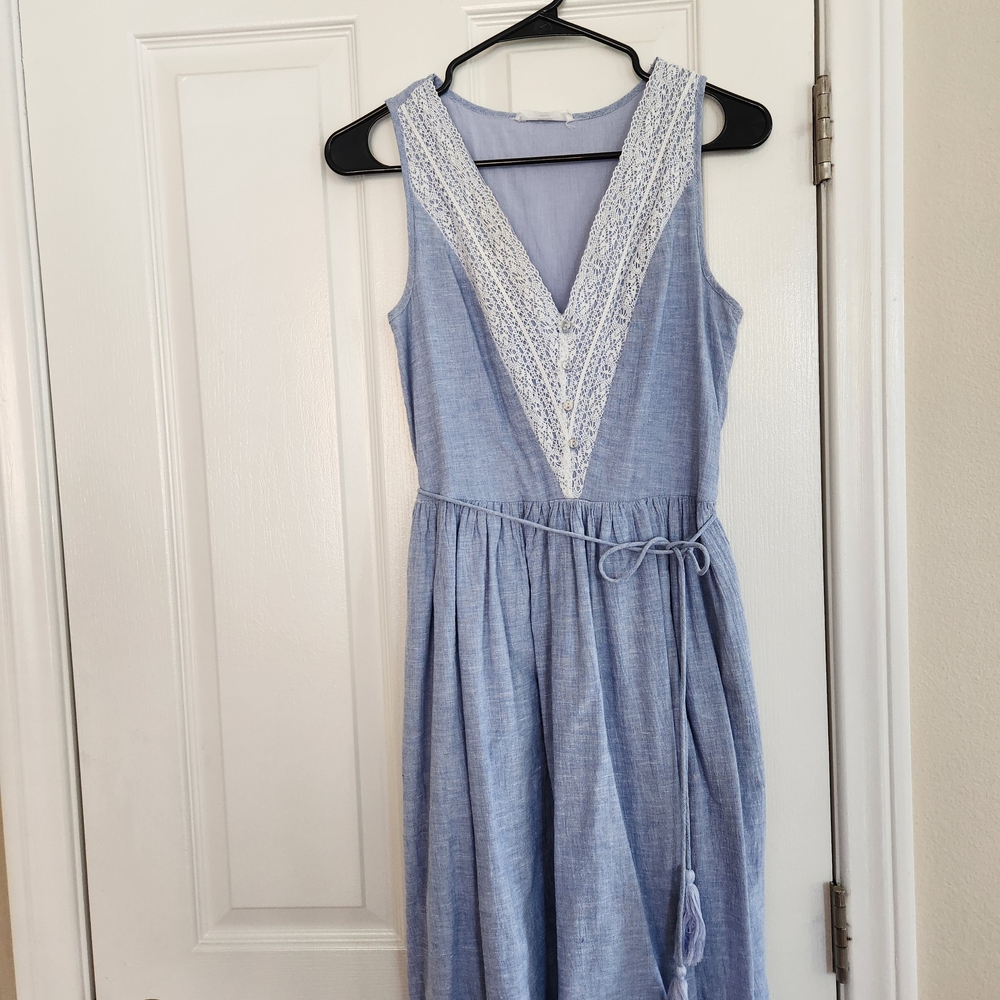 Elegant Blue Sleeveless Dress with Lace Detail